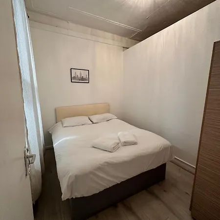 3 Bedroom Flat Millais Rd London Exterior photo