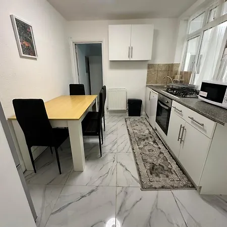 3 Bedroom Flat Millais Rd London Exterior photo