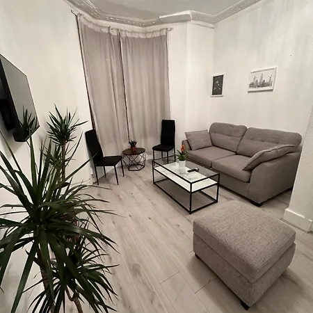 3 Bedroom Flat Millais Rd London Exterior photo