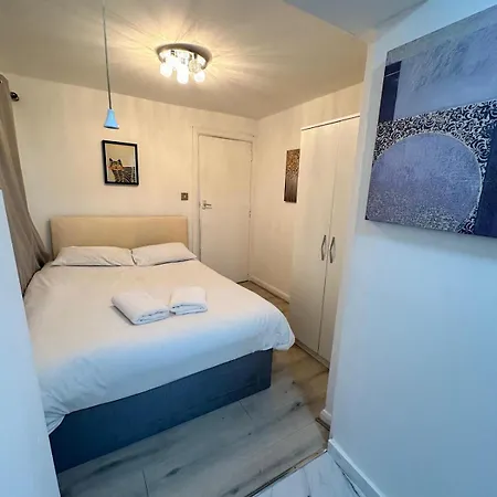 3 Bedroom Flat Millais Rd London Exterior photo