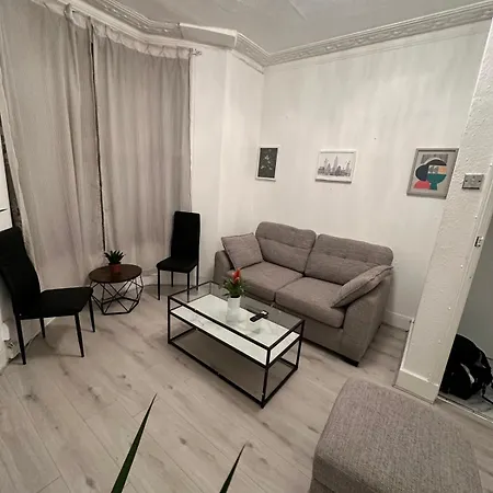3 Bedroom Flat Millais Rd London Exterior photo