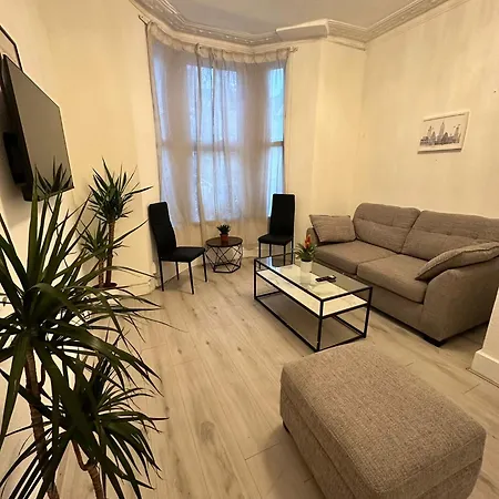 3 Bedroom Flat Millais Rd London Exterior photo