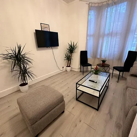 3 Bedroom Flat Millais Rd London Exterior photo
