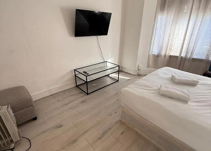 3 Bedroom Flat Millais Rd